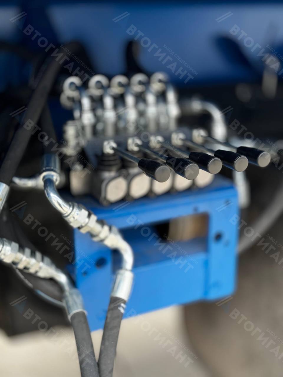 Автомобиль проппантовоз на шасси МАЗ 6526